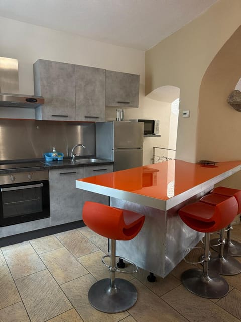 People, Kitchen or kitchenette, Animals, Breakfast, Lunch, Drinks, Family, internet, stove, kitchen