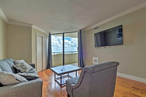 Modern Waterfront Hudson Condo with Resort Pool! Apartment in Hudson