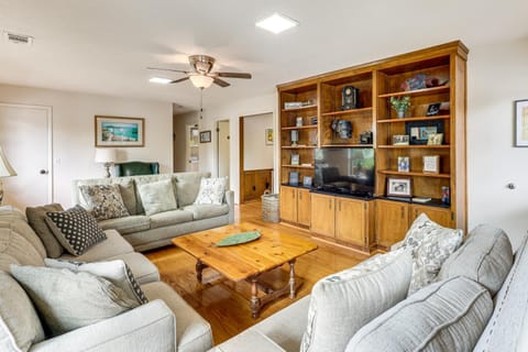 Pet-Friendly Cabin with Dock on Lake Martin! Cabin in Lake Martin