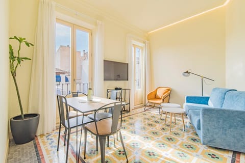 TV and multimedia, Living room, Seating area, Dining area