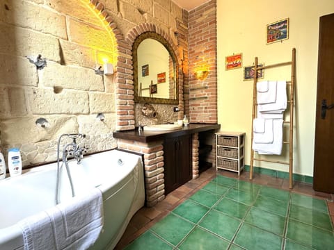 Bathroom, Bath, towels