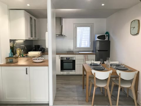 Kitchen or kitchenette, Dining area