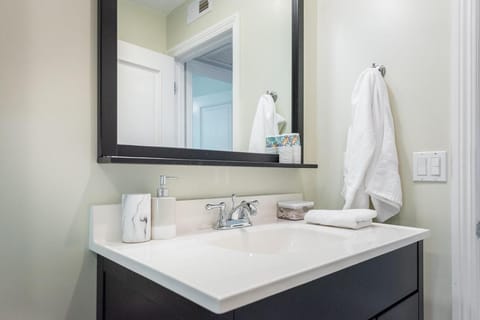 Beach Resort Home with Ocean Views Jacuzzi & Sauna! House in Del Mar