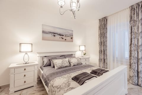 Staff, Bed, View (from property/room), Photo of the whole room, Bedroom
