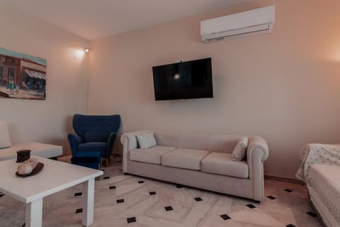 Communal lounge/ TV room, TV and multimedia, Living room, Seating area, air conditioner