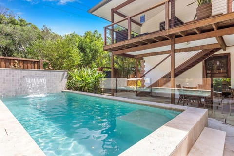 Property building, Balcony/Terrace, Seating area, Swimming pool