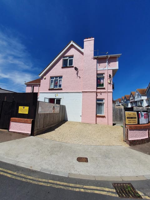SINGER HOUSE GUEST HOUSE ,FREE PARKING ,1 BEDROOM GROUND FLOOR HOLIDAY FLAT , Private Gate & Garden & Bathroom , microwave , Fridge , Opposite Paignton Pier & Beach , Hotel Reception To Happily Help & Greet you , 1 DOUBLE BED & 1 SINGLE BED Apartment in Paignton