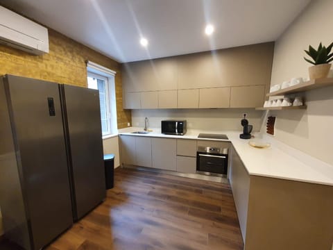 Coffee/tea facilities, Decorative detail, minibar, stove, kitchen