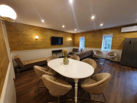 TV and multimedia, Living room, Seating area, Dining area