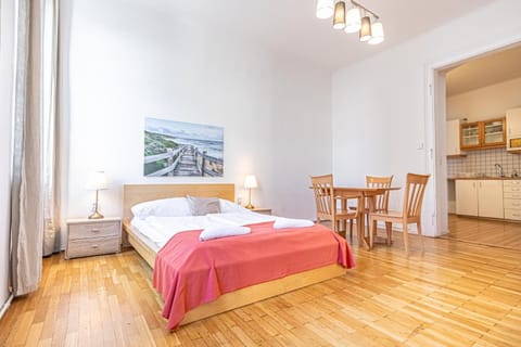 Bed, Dining area, Bedroom, towels
