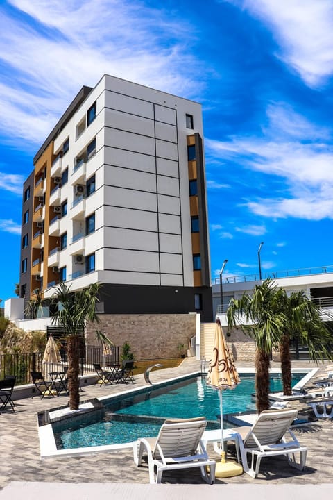 Property building, Pool view, Breakfast