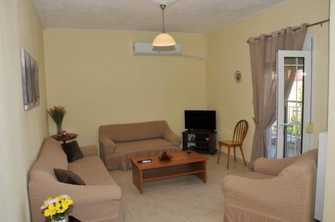 Communal lounge/ TV room, TV and multimedia, Living room, Seating area, Evening entertainment