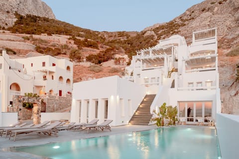Property building, Day, Mountain view, Pool view, Swimming pool, sunbed