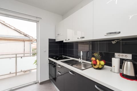 Kitchen or kitchenette, Communal kitchen