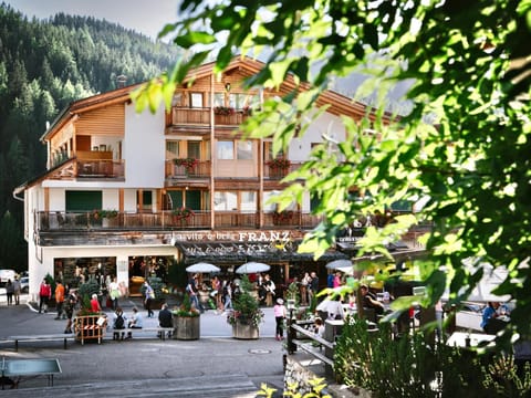 Property building, Nearby landmark, Restaurant/places to eat, Day, People, Natural landscape, Mountain view, Location