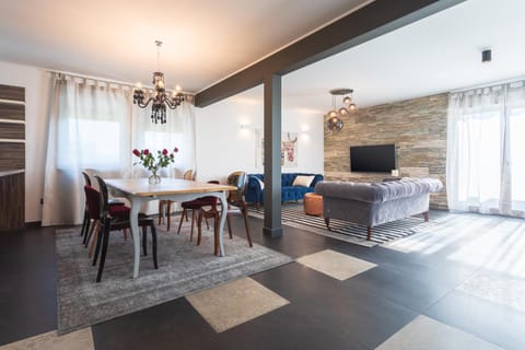 TV and multimedia, Living room, Photo of the whole room, Decorative detail, Seating area, Dining area, internet