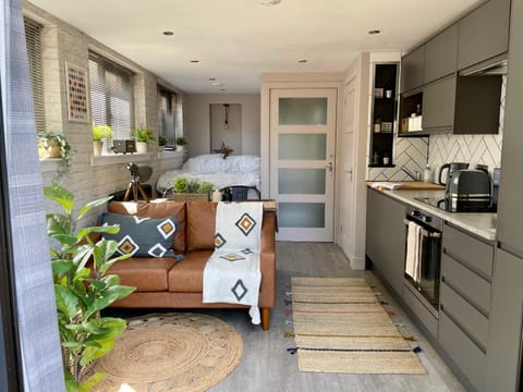 Stylish, central studio with kitchen & large deck Apartment in Fort William