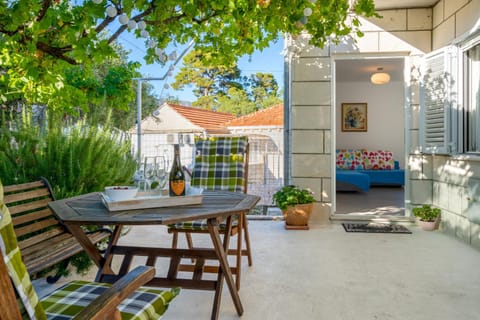Property building, Garden, Balcony/Terrace, Garden view