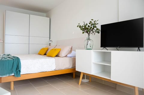 Bed, TV and multimedia, Bedroom