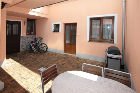 BBQ facilities, Seating area