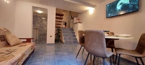 TV and multimedia, Seating area, Dining area