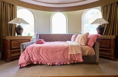 Bed, Living room, Photo of the whole room, Seating area, Bedroom