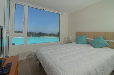 Bedroom, Lake view
