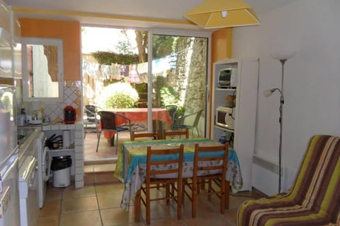 Patio, Kitchen or kitchenette, Dining area