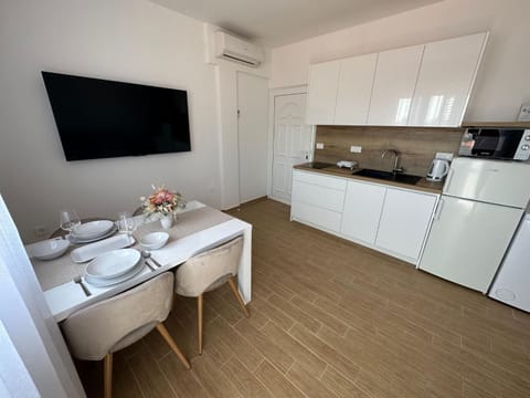 TV and multimedia, Coffee/tea facilities, Kitchen or kitchenette, Dining area, minibar, stove