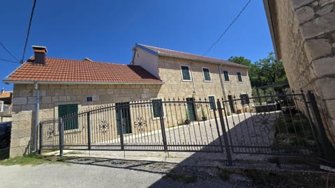 Property building, Day, Neighbourhood, Street view