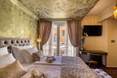 Bed, TV and multimedia, Photo of the whole room, Bedroom