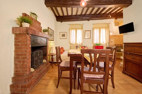 TV and multimedia, Living room, Seating area, Dining area