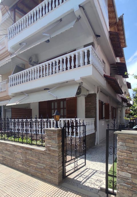 Property building, Summer, View (from property/room), Balcony/Terrace, Street view