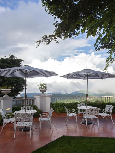 Restaurant/places to eat, Garden, Dining area