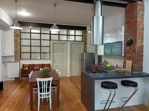 Kitchen or kitchenette, Seating area