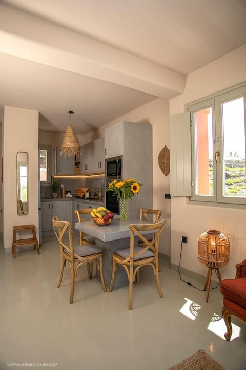 Kitchen or kitchenette, Seating area