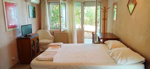 Bed, Bedroom, Garden view