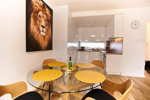 Kitchen or kitchenette, Dining area, minibar