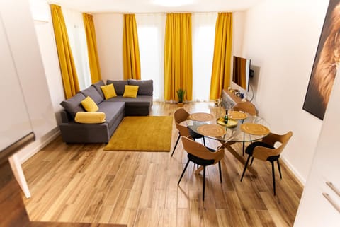 Seating area, Dining area, Evening entertainment