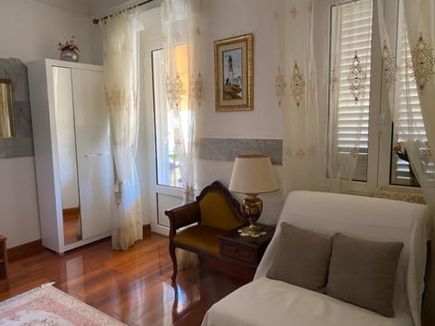 Bed, Living room
