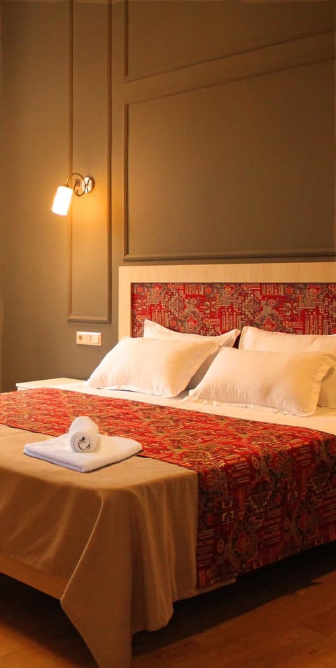 Bed, Photo of the whole room, towels
