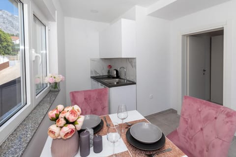 Kitchen or kitchenette, Seating area, Dining area