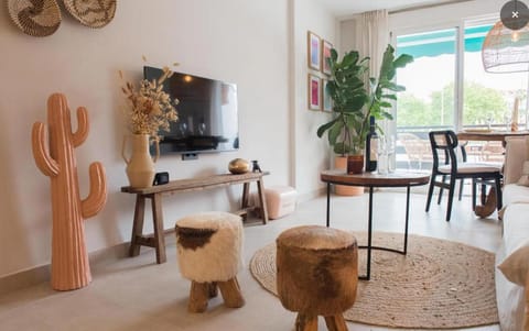 TV and multimedia, Living room, Seating area, Dining area