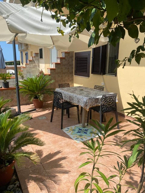 Patio, Day, Garden, Balcony/Terrace, Seating area, Dining area, Garden view