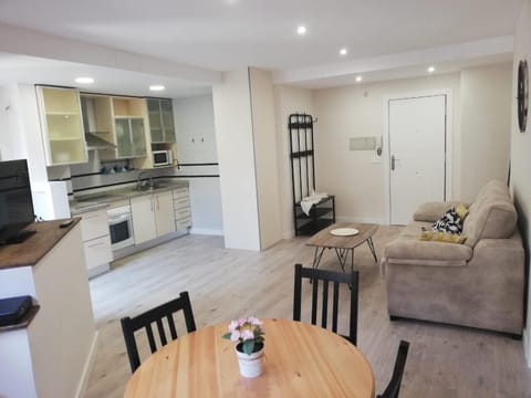 Kitchen or kitchenette, Living room, Seating area, Dining area