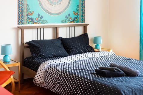 Bed, Bedroom, towels