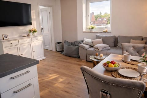 TV and multimedia, Living room, Food and drinks, Seating area, Dining area, Food