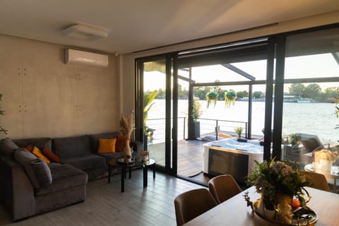 View (from property/room), Balcony/Terrace, Living room