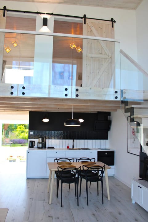 Kitchen or kitchenette, minibar