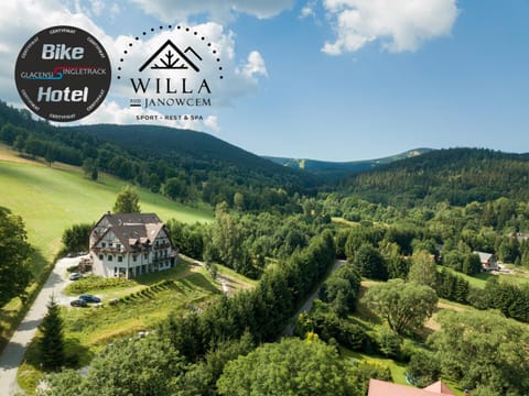 Property building, Nearby landmark, Property logo or sign, Natural landscape, Skiing, Cycling, Logo/Certificate/Sign, Mountain view, Parking